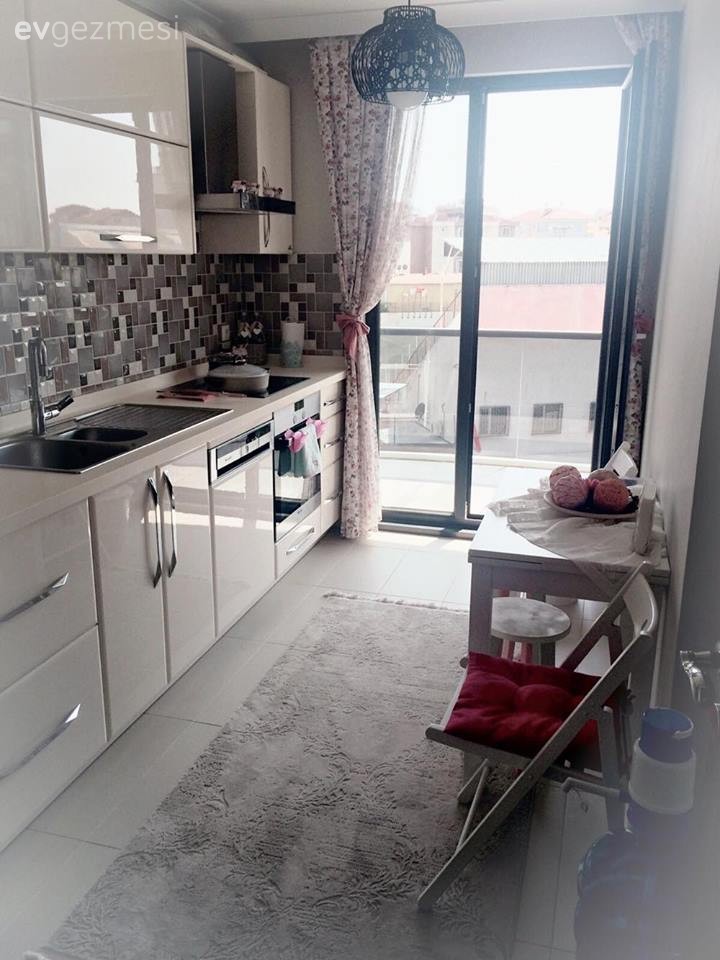 Beyaz mutfak, Halı, Modern mutfak, Mutfak, Mutfak masası