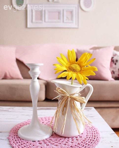 Reyhan hanımın odağında çiçeklerle, zarif ve iç açıcı evi..