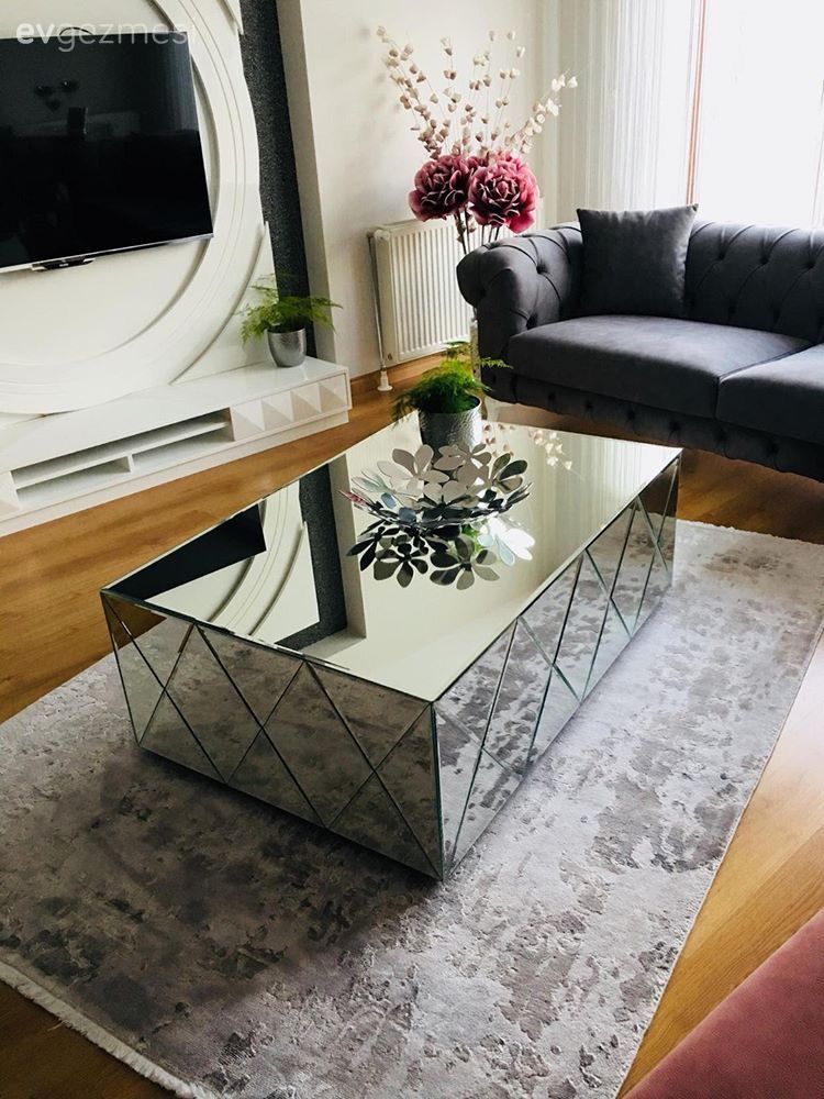 Işıltıların şıklık kattığı, tablo gibi seyretmelik değil, keyifle yaşamalık bir ev. Pelin hanımın dekoru..