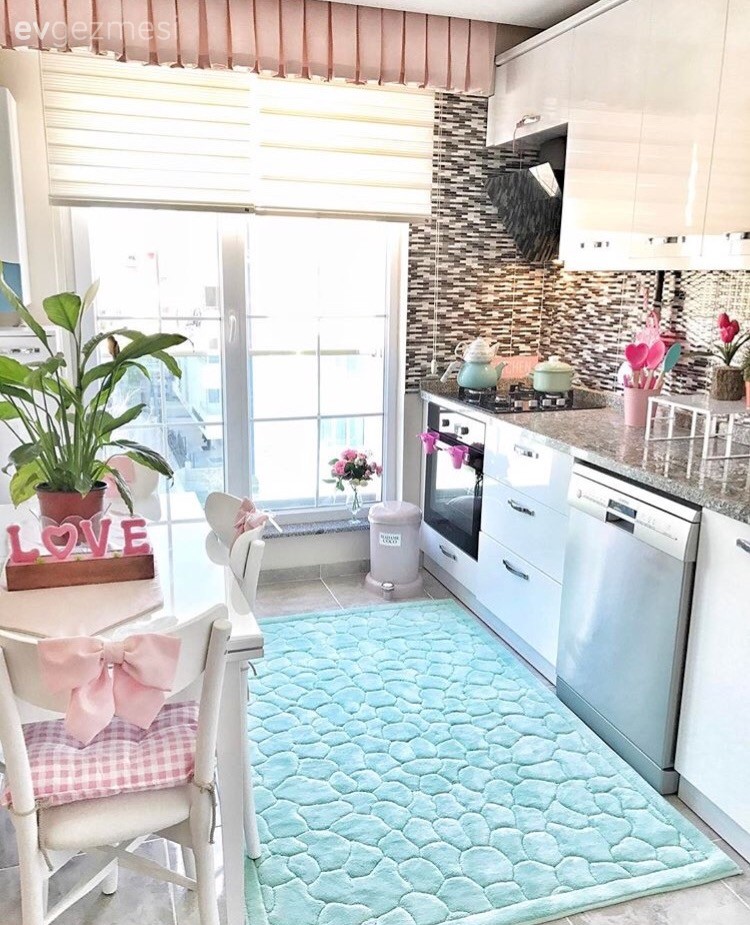 Beyaz mutfak, Halı, Mavi, Mutfak, Mutfak masası