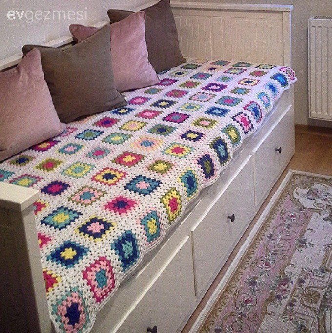 Bol emek, örgü ve nakış dekorlarla Yıldız hanımın pastel evi..