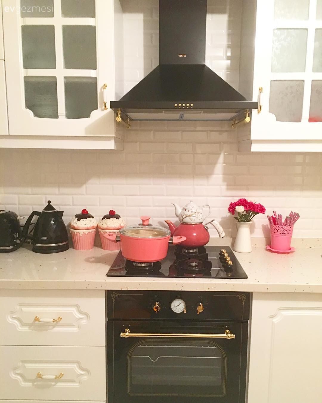 Country esintili mutfak ve şık banyo. Esra hanımın evinden..