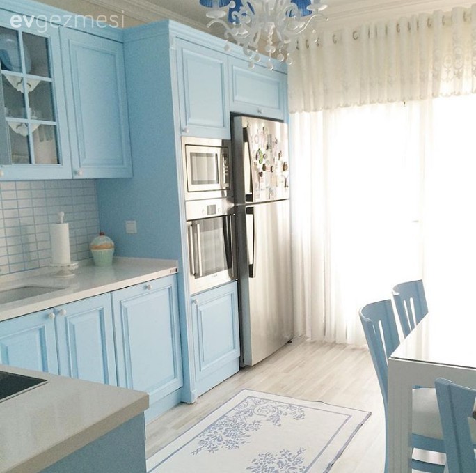Mavi ve beyaz bir mutfak..