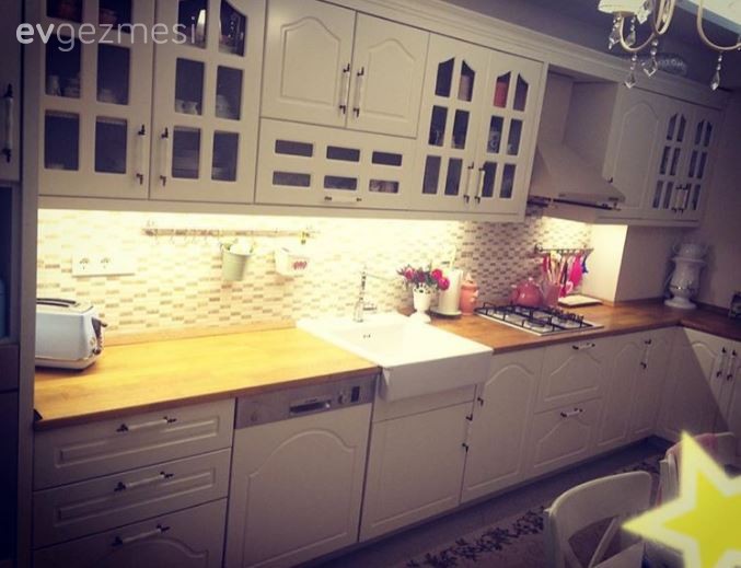 İngiliz kır evi stilinde harika bir mutfak..