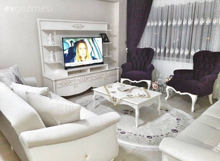 Berjer, Fon perde, Halı, Mor, Orta sehpa, Salon, Tv ünitesi, Perde