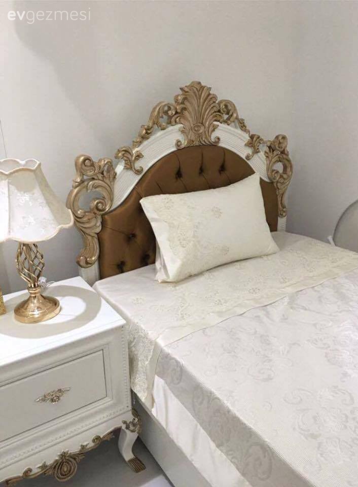 Kebire hanımın oymalı mobilyalar, lüks renklerle, gösterişli evi..