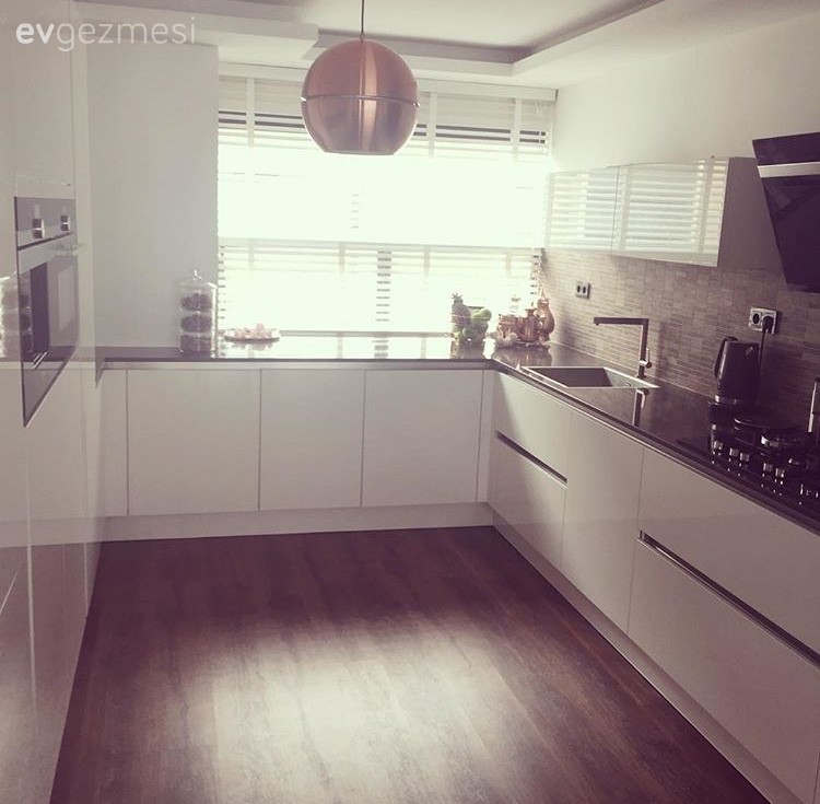Sevcan hanımın bakır detaylarla şık bir görünüm alan, keyifli evi.