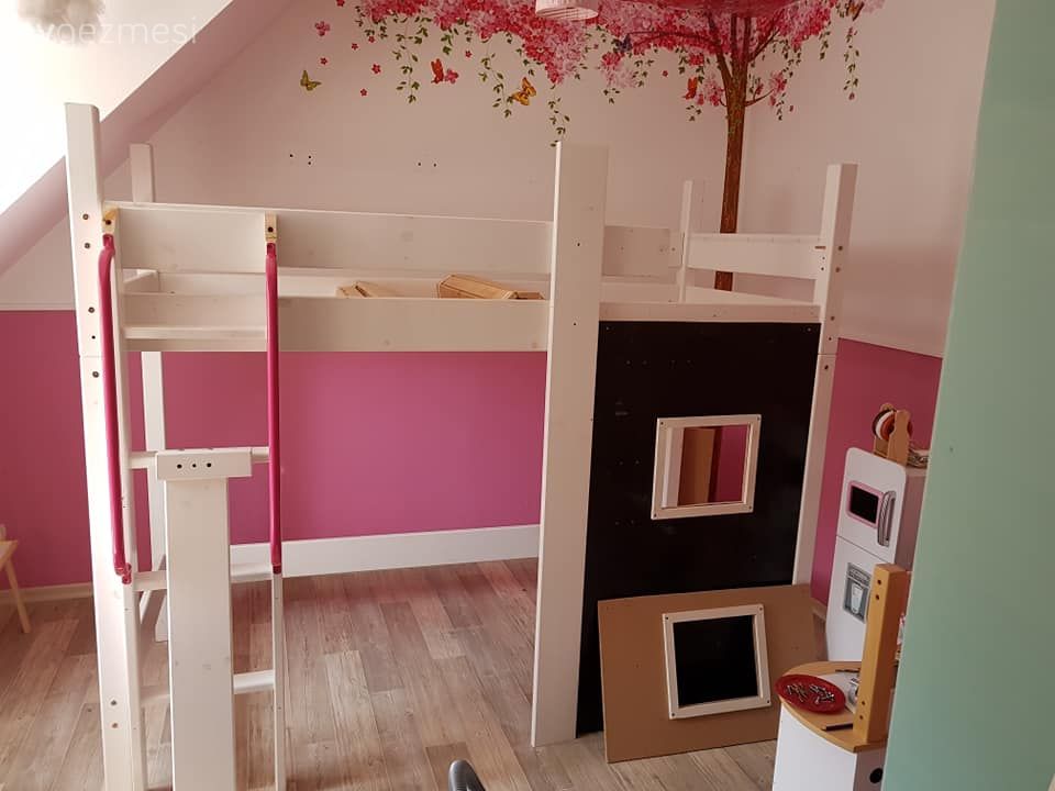 Anne ve babasının el emeği ile evin içinde bir minik ev. Aliya'nın odası..