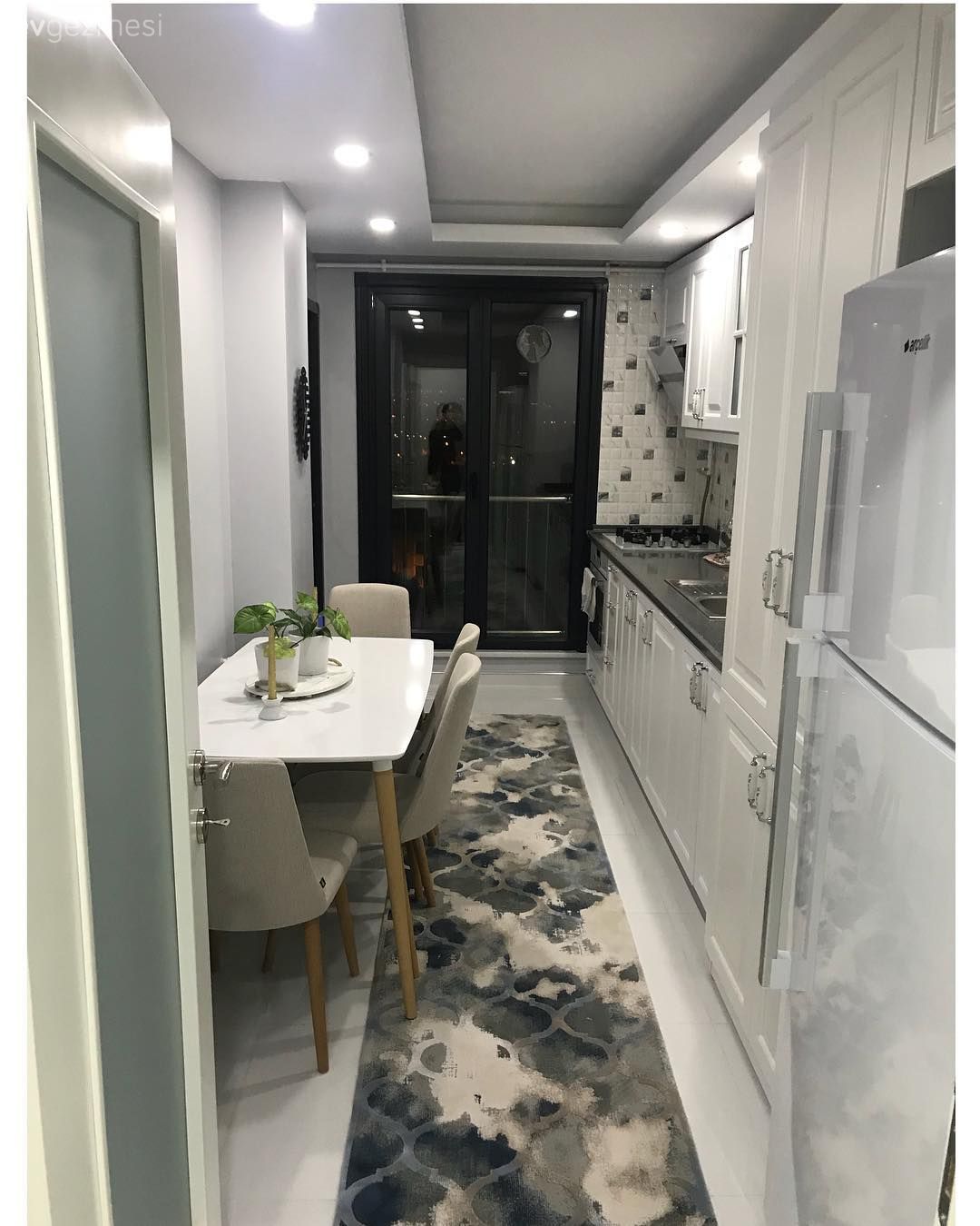 Mutfak, Beyaz mutfak, Tek duvar mutfak, Mutfak masası, Mutfak halısı, Asma tavan, Spot aydınlatma