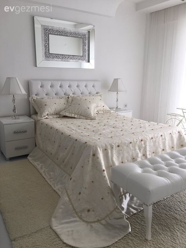 Yatak Odası, Yatak örtüsü, Ayna, Abajur, Bank, Beyaz, Perde