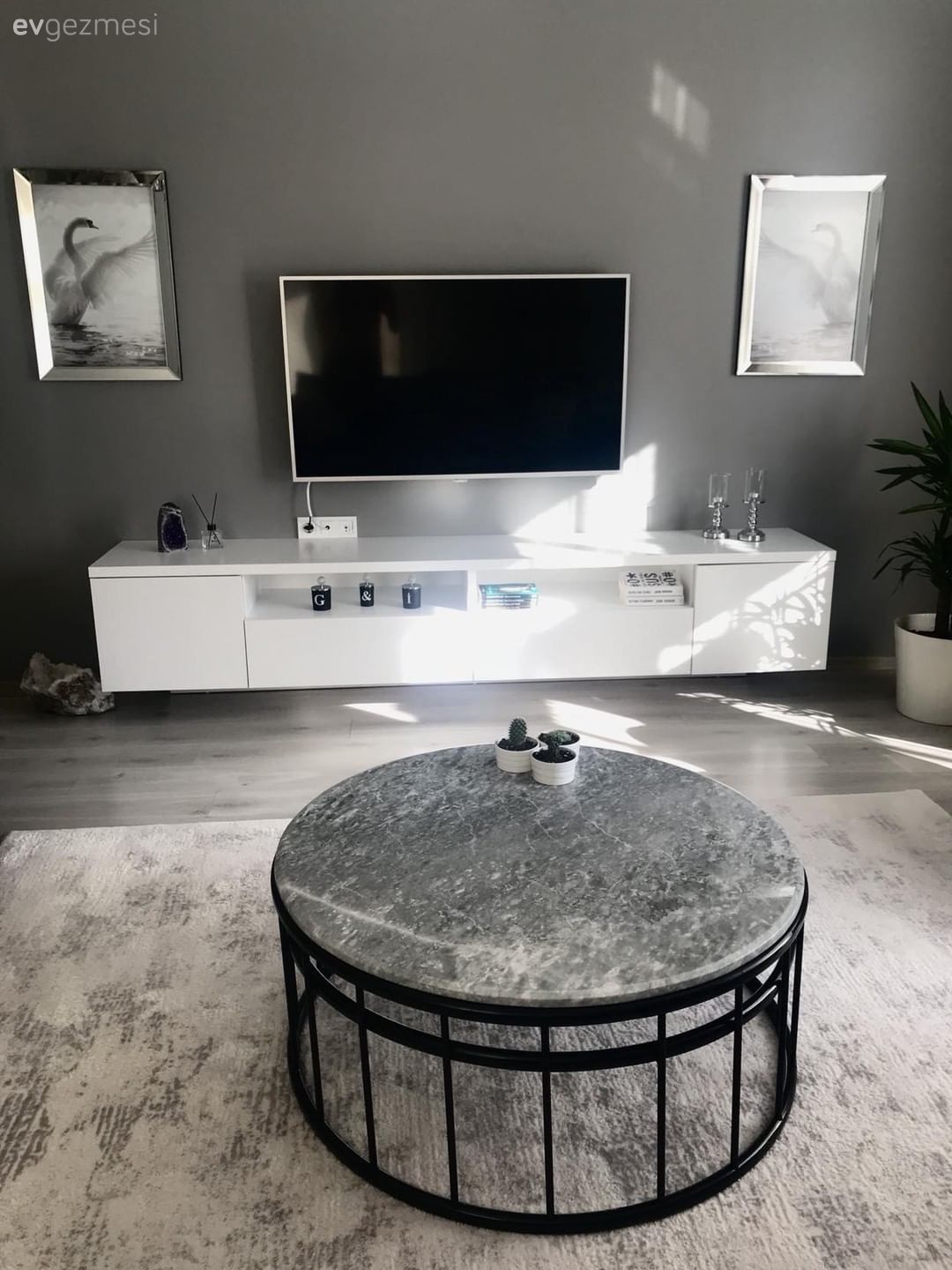 Simetri ve Düzene Gösterilen Özen Bu Salon Dekorasyonun Odağında