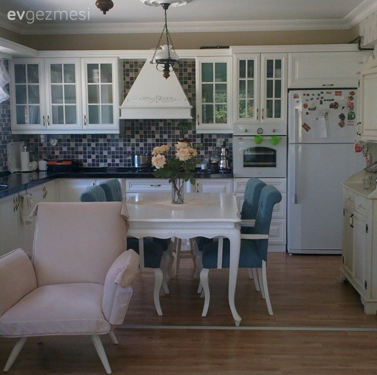 Beyaz mutfak, Mutfak, Mutfak masası