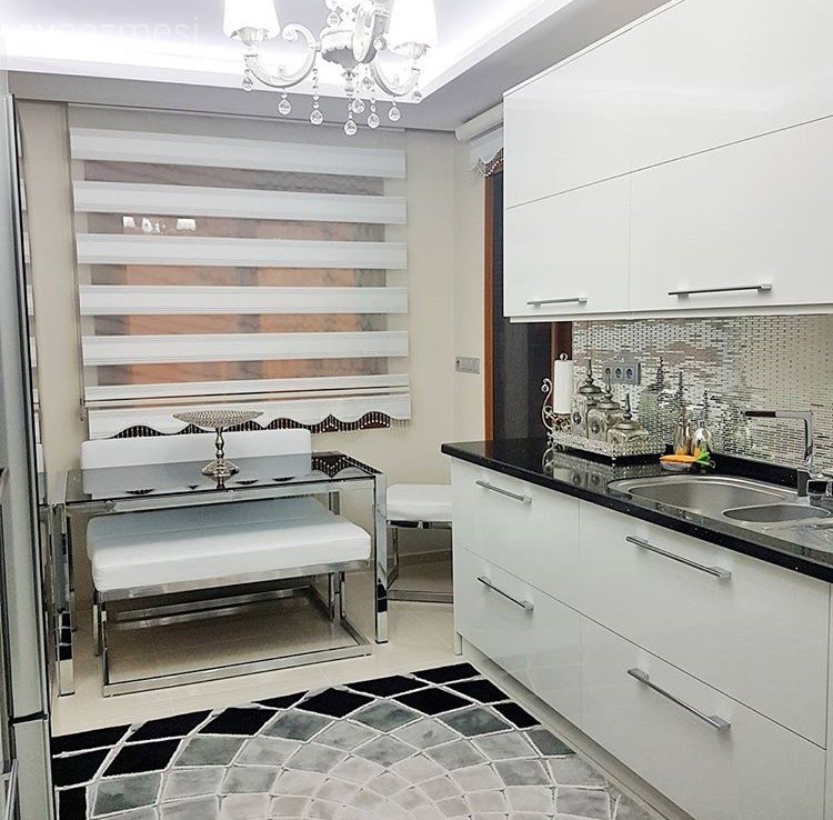 Avize, Ayna, Beyaz mutfak, Halı, Modern mutfak, Mutfak, Mutfak masası, Perde, Siyah- Beyaz, Aydınlatma