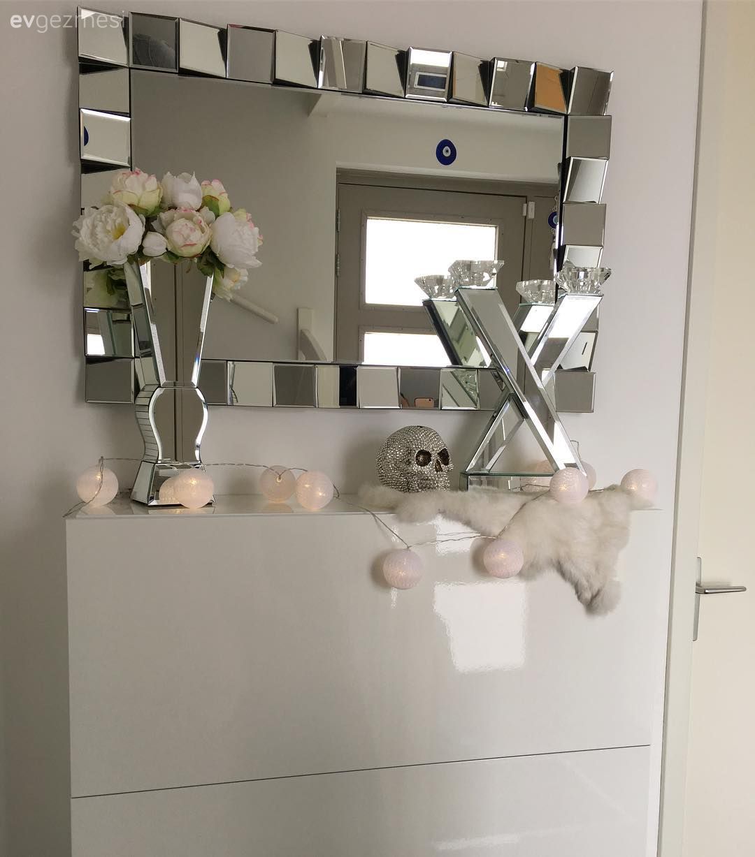 Siyah, beyaz renklere gümüş vurgular. Tuğba hanımın sade, şık evi.