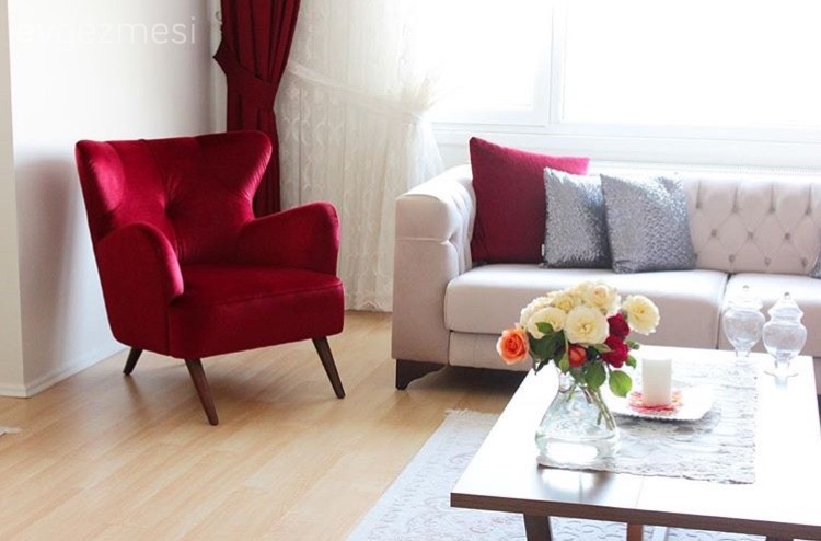 Mehtap hanımın bordo vurgulu asil ve şık salonu..