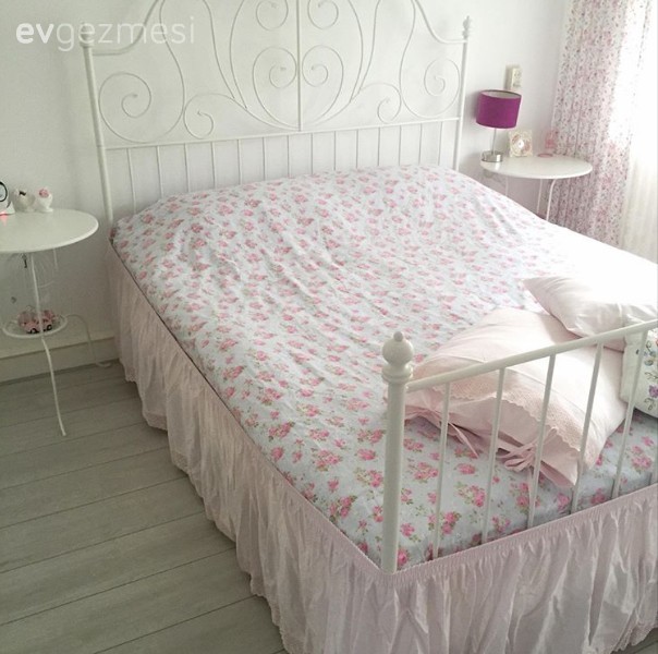 Pastel yeşil ve pembe vurgulu, zerafetin konfor ile buluştuğu ev..