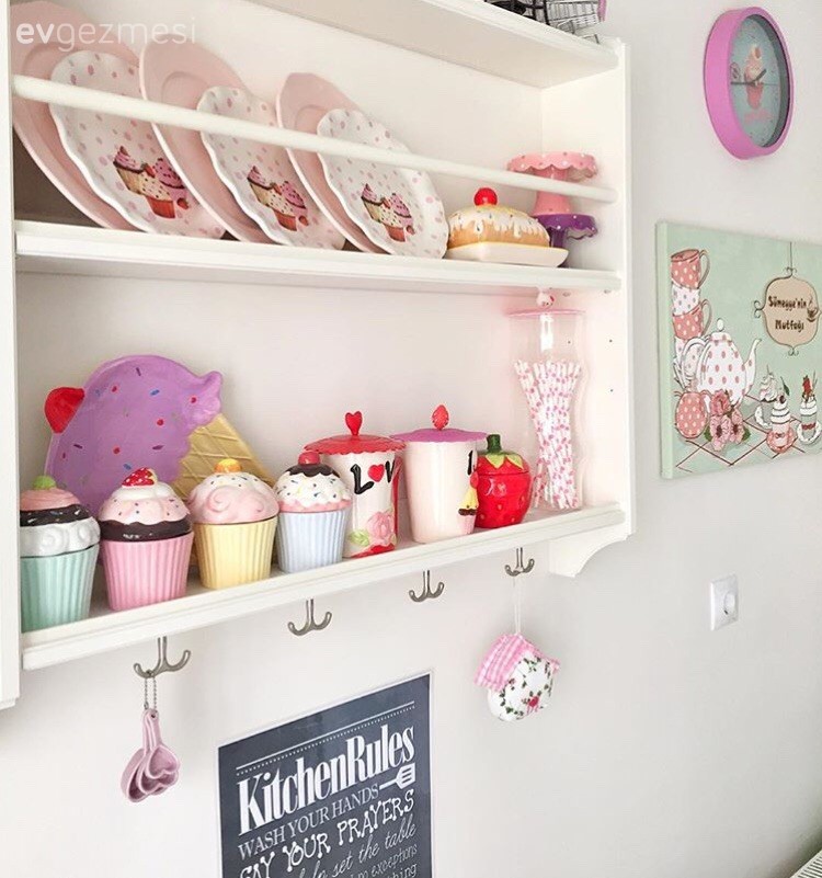 Sümeyye hanımın yapışkanlı folyoyla cıvıl cıvıl mutfağı..