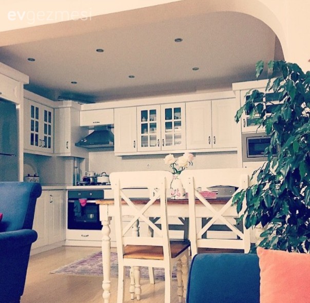 Ev gezmesi: Tülin hanımın içimizi ısıtan, konforlu evi..