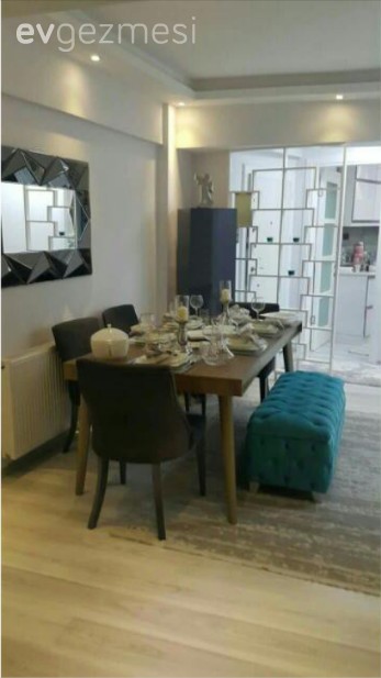 Siyah mobilyaların maviyle hareketlendiği modern bir dekor..