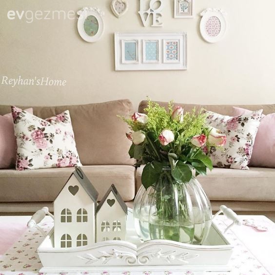 Reyhan hanımın odağında çiçeklerle, zarif ve iç açıcı evi..