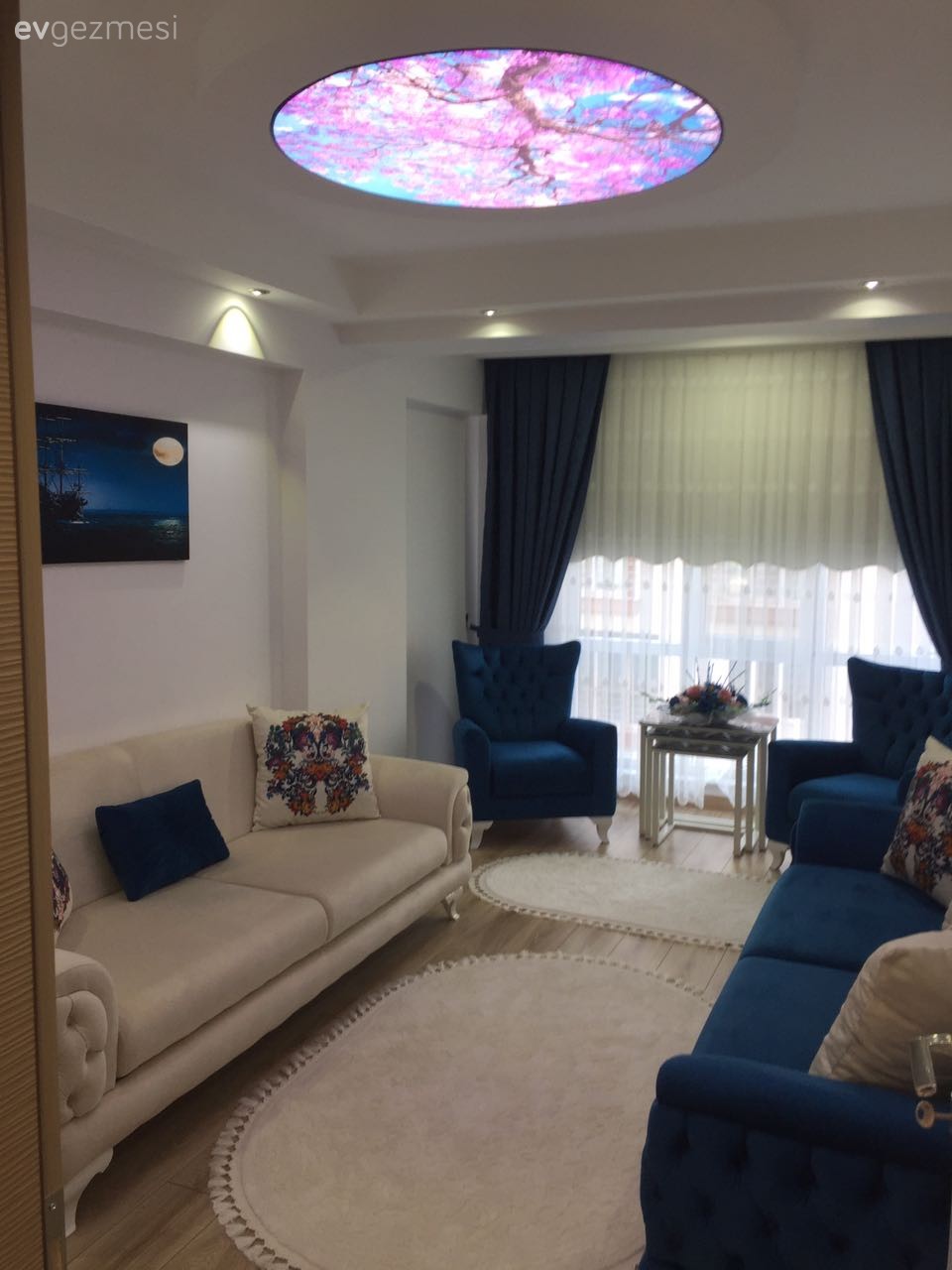 Berjer, Fon perde, Gergi tavan, Halı, Lacivert, Salon, Perde