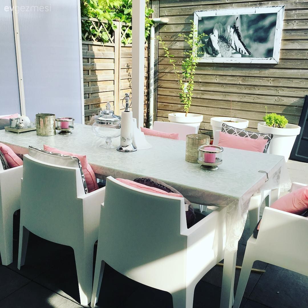 Siyah, beyaz renklere gümüş vurgular. Tuğba hanımın sade, şık evi.