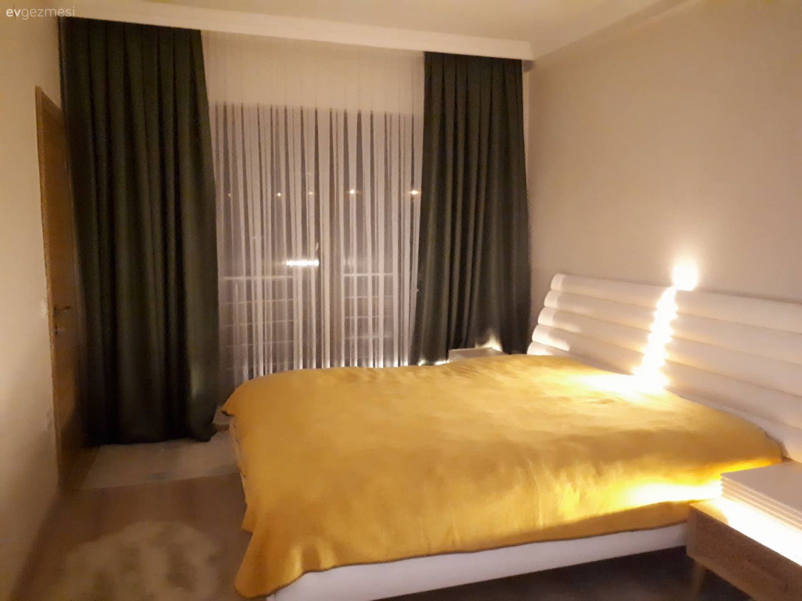 Yatak Odası, Led aydınlatma, Fon perde, Yatak örtüsü, Sarı