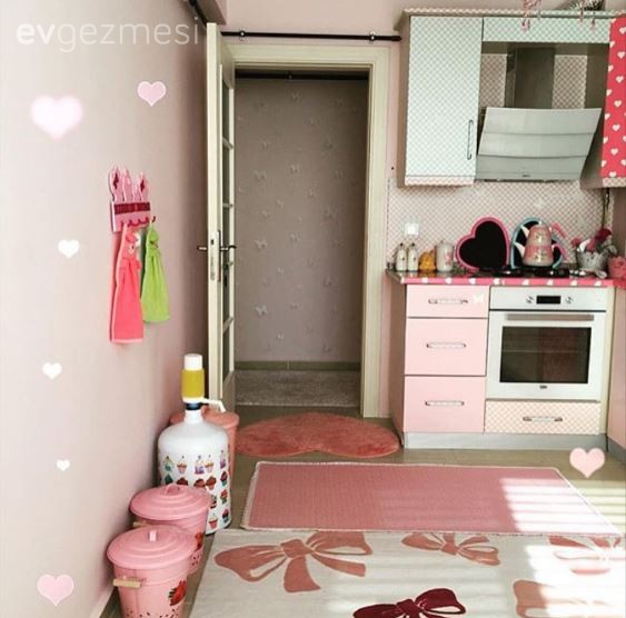 İlknur hanımın pembe hakimiyetinde cıvıl cıvıl evi..