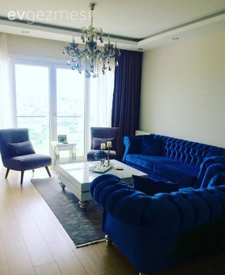 Avize, Berjer, Fon perde, Halı, Kahverengi, Lacivert, Orta sehpa, Salon, Perde, Aydınlatma