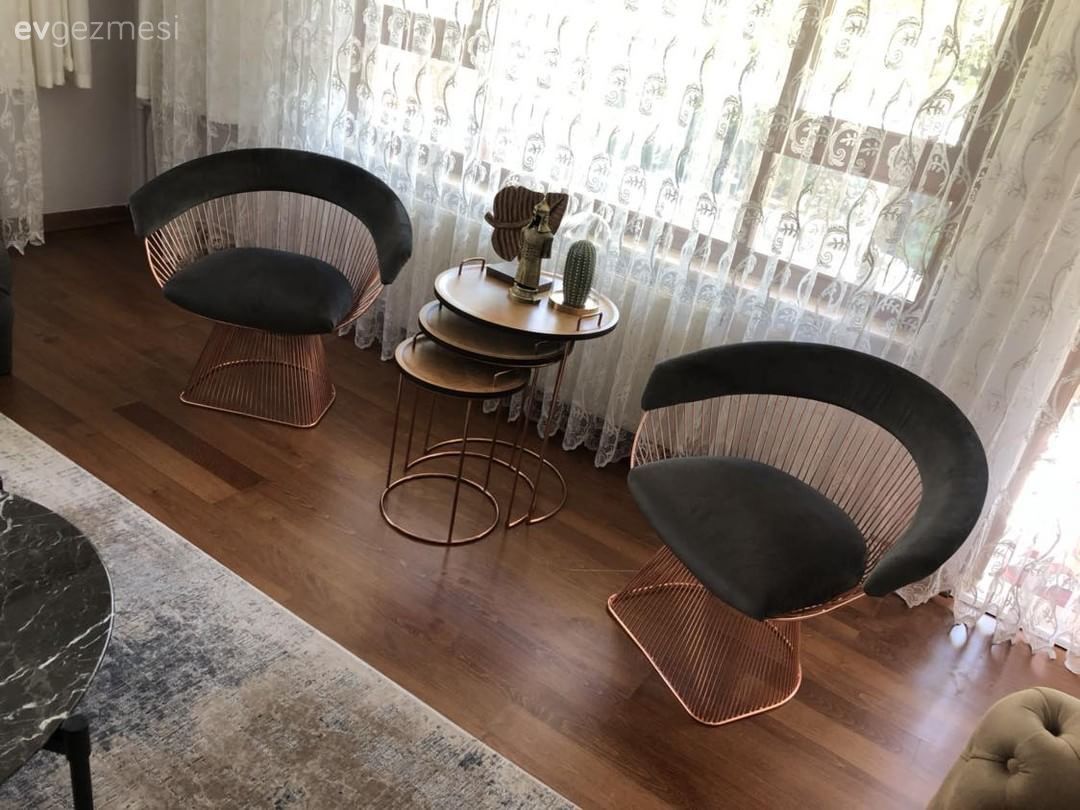 Kaliteli dokular, çağdaş mobilyalar. Modern ve şık bir salon dekorasyonu..