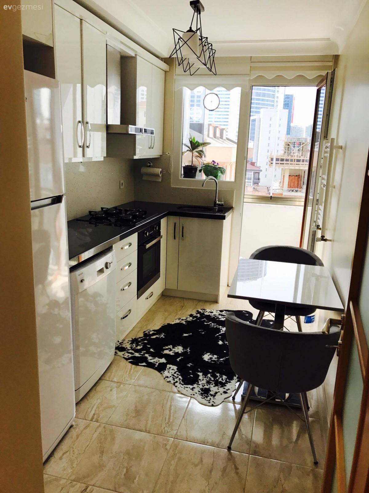 Beyaz mutfak, Halı, Modern mutfak, Mutfak, Mutfak masası, Siyah- Beyaz