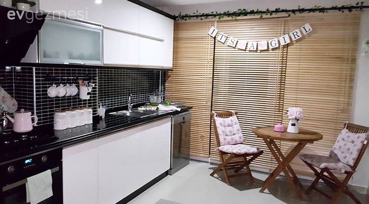 Beyaz mutfak, Mutfak, Mutfak masası