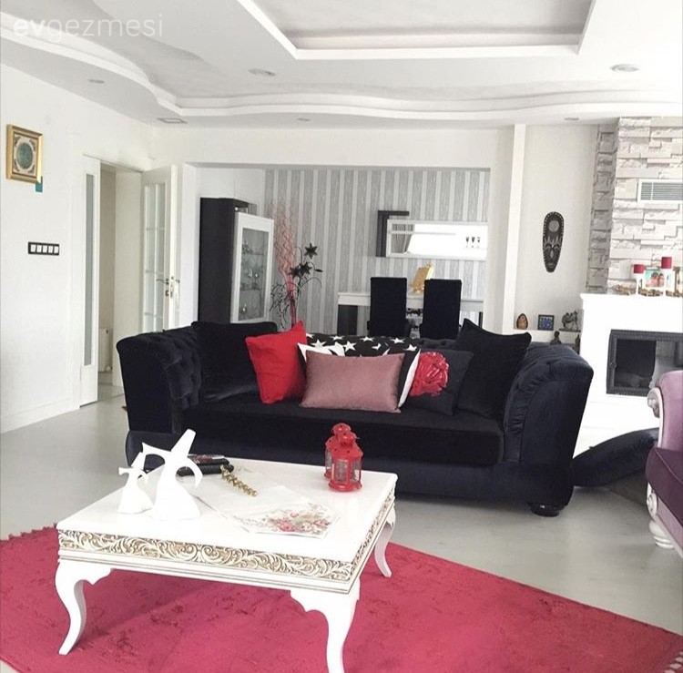 Asma tavan, Halı, Kırmızı, Orta sehpa, Salon, Siyah, Tavan, Kırlent