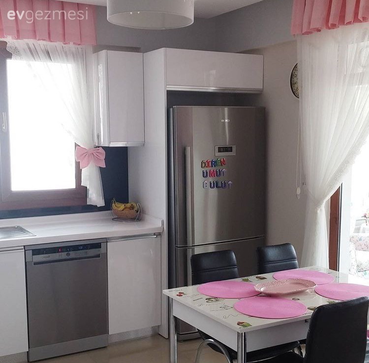 Beyaz mutfak, Mutfak, Mutfak masası, Pembe, Perde