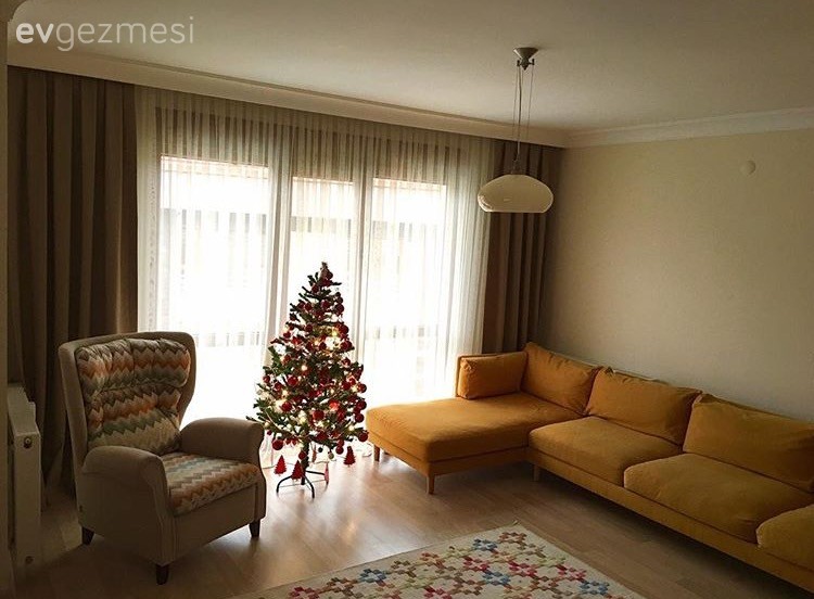 Toprak renklerde, doğal ve sıcak: Deniz hanımın keyifli salonu..