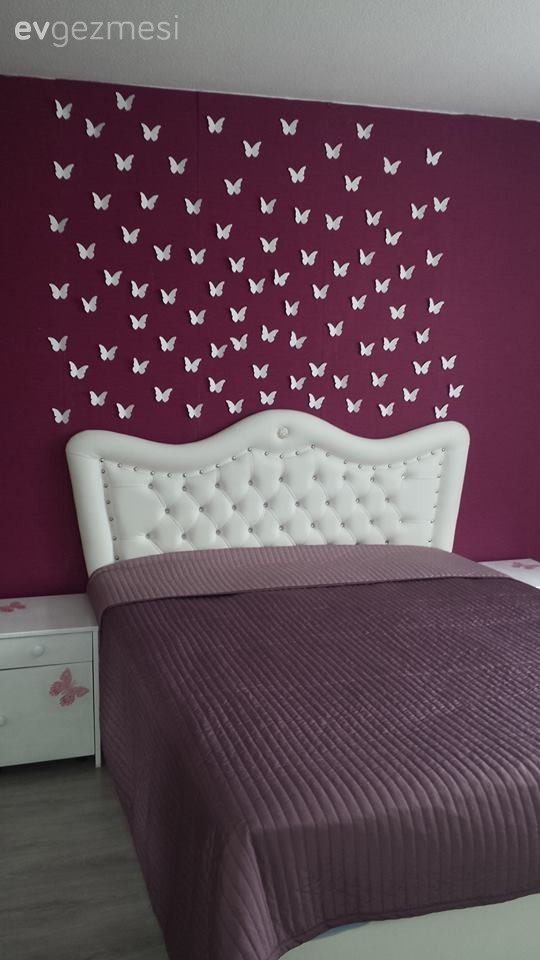 Mutlu hanımın kelebekler kondurduğu yatak duvarı