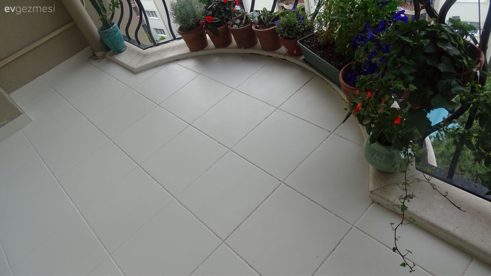 El emeği ile dönüşen bu balkon çizgili zemini, renkli çiçekleri ile neşe saçıyor.