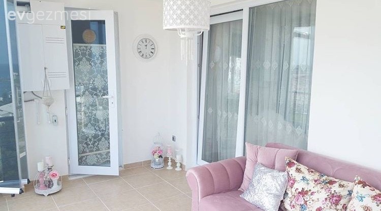 Fatima hanımın her odasında farklı stille, ferah ve şık evi..