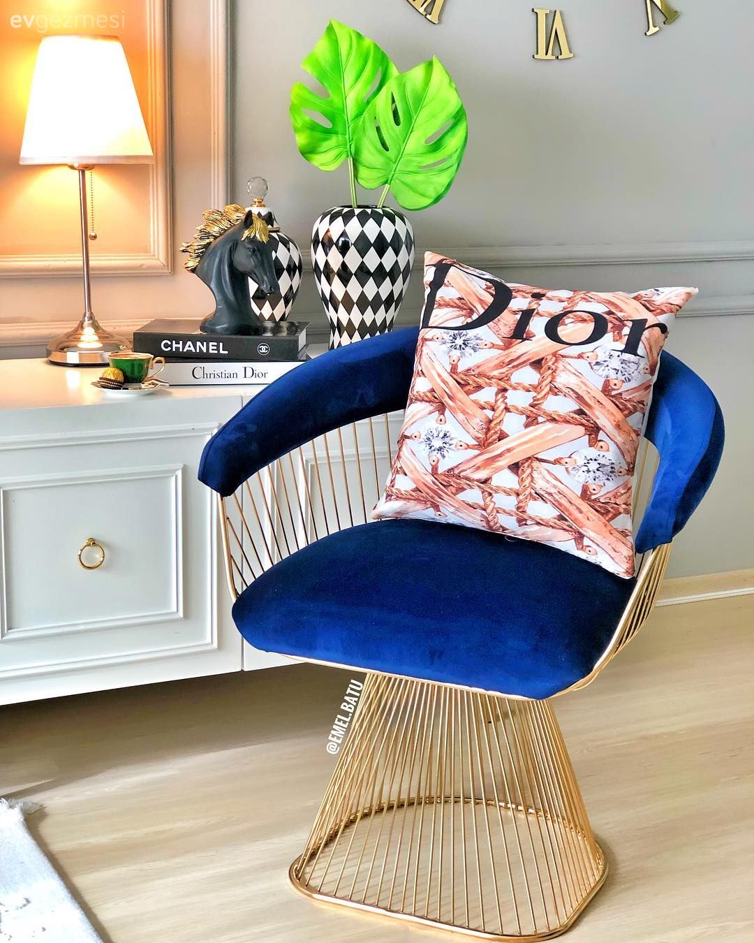 Salon, Lacivert, Metal sandalye, Abajur, Siyah- Beyaz, Sehpa üstü aksesuarı