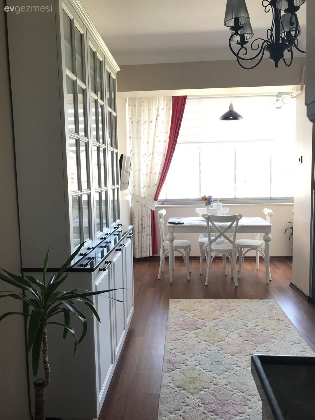 Eskinin ve yeninin tam arasında bir zamanda. Zeynep hanımın evi..