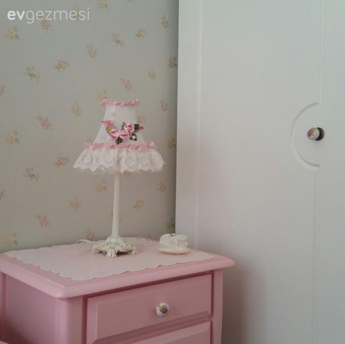 Pastel tonlarla country stil bir ev..