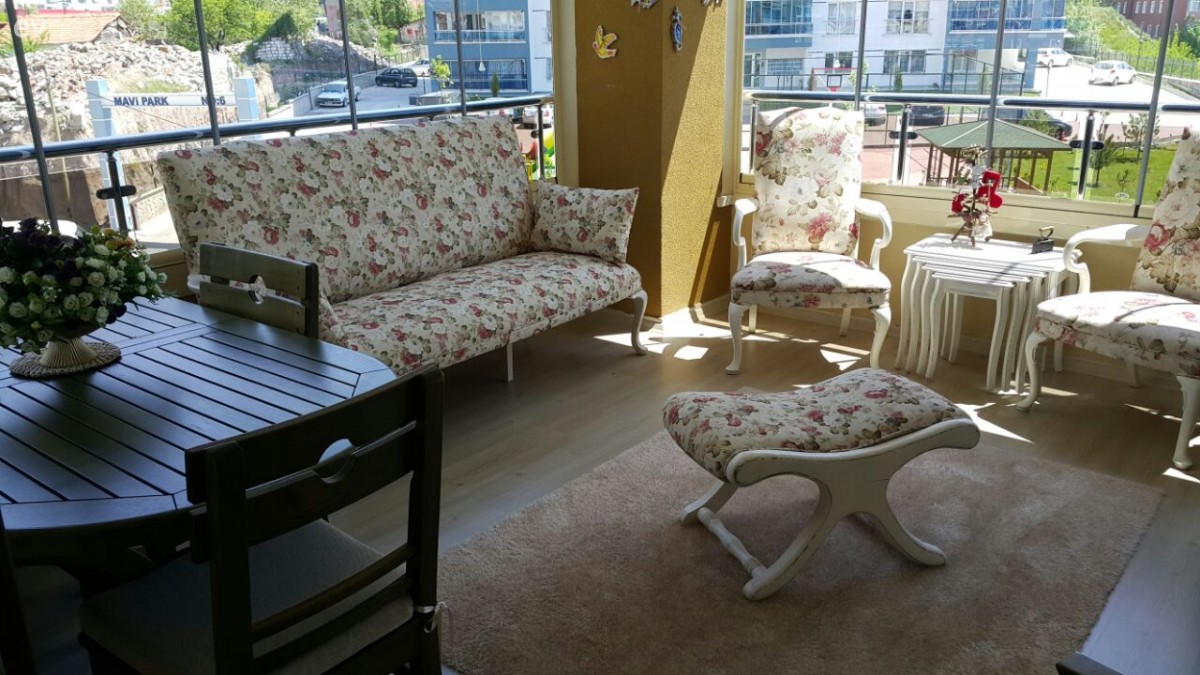 Hülya hanımın modern beyaz mutfağı ve cıvıl cıvıl balkonu..