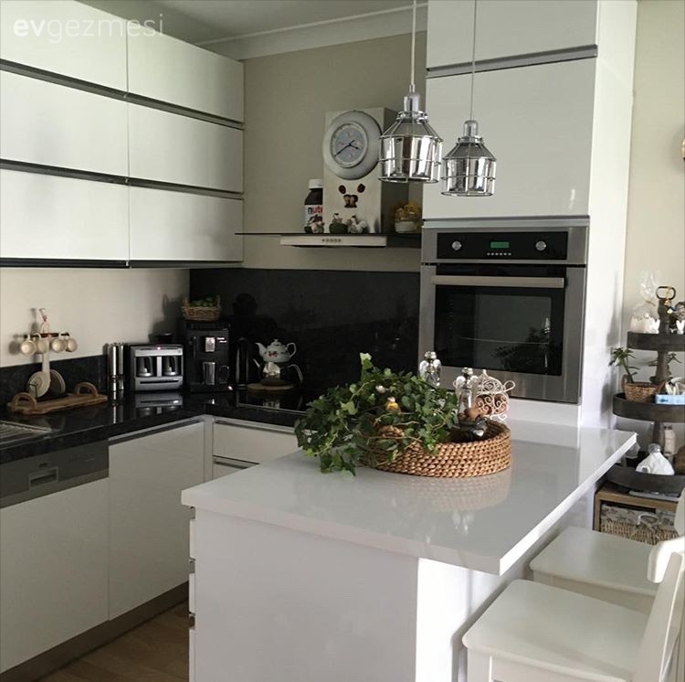 Melike hanımın detaylarda kimlik kazanmış, kullanışlı mutfağı..