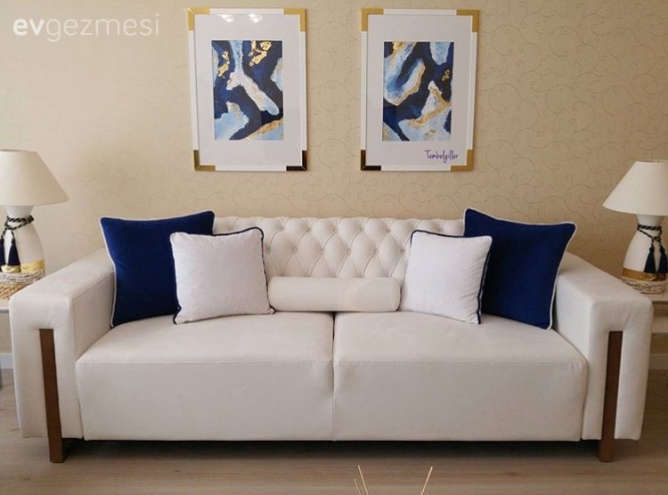 Esra hanımın beyaz ve lacivert uyumunda, şık salon dekoru..