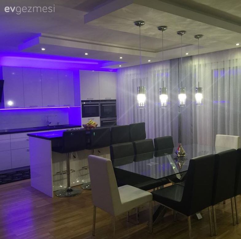 Seval hanımın siyah-beyaz filtreden çıkmış gibi, şık ve konforlu evi