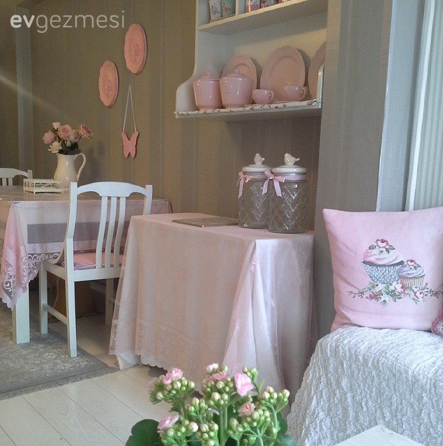 Pastel mavi ve pembelerle zarif bir ev