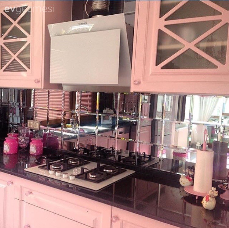 Begüm hanımın country stilde pembe mutfağı..