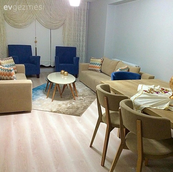 Krem ve mavi uyumunun vurgulandığı konforlu ve dingin bir ev..