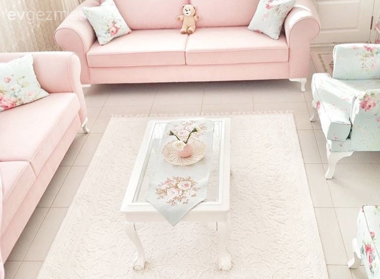 Hatice hanımın çiçekler açan pastel evi..