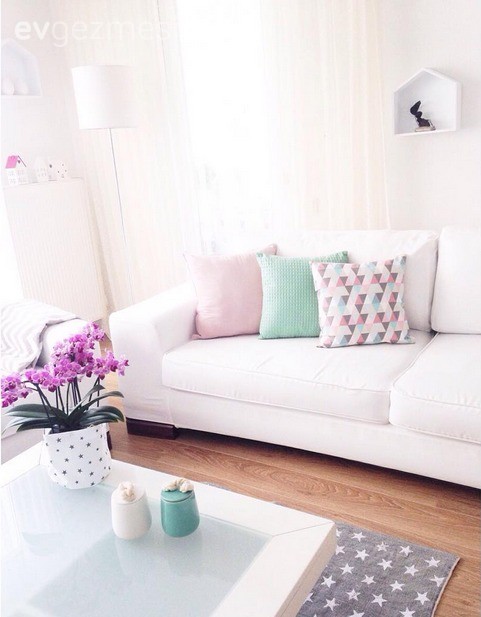 Beyazın canlı renklerle kombinlendiği içimizi açan bir ev